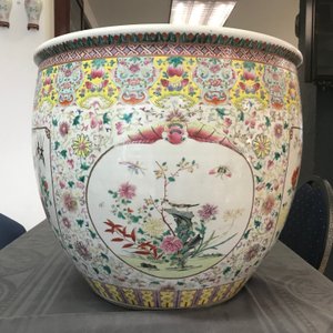 Een grote Chinese famille rose vissenkom met bloemen en vogels, 19e eeuw — foto 11