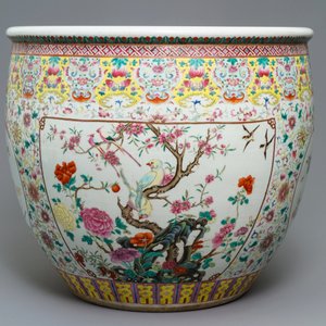 Een grote Chinese famille rose vissenkom met bloemen en vogels, 19e eeuw — foto 2