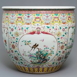 Een grote Chinese famille rose vissenkom met bloemen en vogels, 19e eeuw — foto 5