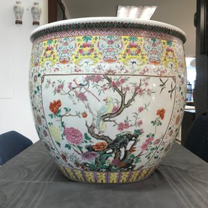 Een grote Chinese famille rose vissenkom met bloemen en vogels, 19e eeuw — foto 10