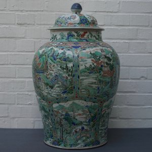 Een grote Chinese famille verte dekselvaas met figuren in rivierlandschappen, Kangxi — foto 11