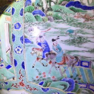 Een grote Chinese famille verte dekselvaas met figuren in rivierlandschappen, Kangxi — foto 31