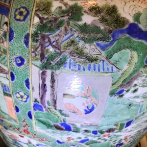 Een grote Chinese famille verte dekselvaas met figuren in rivierlandschappen, Kangxi — foto 35