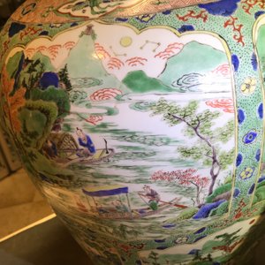 Een grote Chinese famille verte dekselvaas met figuren in rivierlandschappen, Kangxi — foto 39