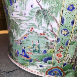 Een grote Chinese famille verte dekselvaas met figuren in rivierlandschappen, Kangxi — foto 41