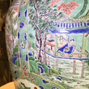 Een grote Chinese famille verte dekselvaas met figuren in rivierlandschappen, Kangxi — foto 42