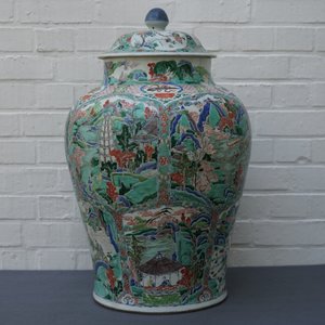 Een grote Chinese famille verte dekselvaas met figuren in rivierlandschappen, Kangxi — foto 11