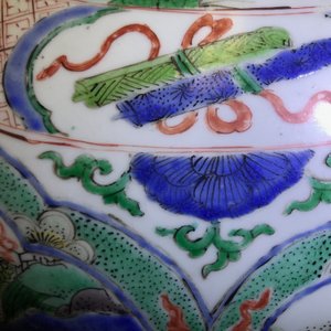 Een grote Chinese famille verte dekselvaas met figuren in rivierlandschappen, Kangxi — foto 34