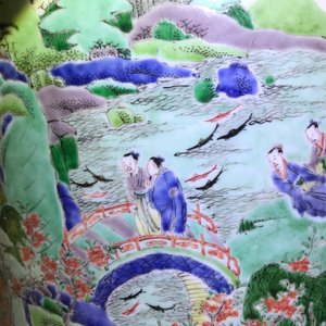 Een grote Chinese famille verte dekselvaas met figuren in rivierlandschappen, Kangxi — foto 39
