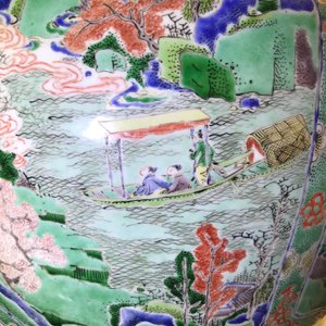 Een grote Chinese famille verte dekselvaas met figuren in rivierlandschappen, Kangxi — foto 44