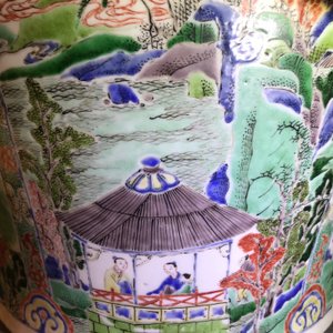 Een grote Chinese famille verte dekselvaas met figuren in rivierlandschappen, Kangxi — foto 45