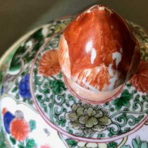 Een grote Chinese famille verte dekselvaas met figuren in rivierlandschappen, Kangxi — foto 24