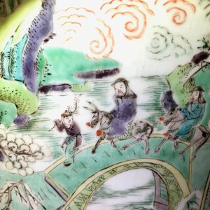 Een grote Chinese famille verte dekselvaas met figuren in rivierlandschappen, Kangxi — foto 42