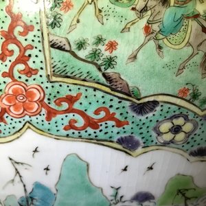 Een grote Chinese famille verte dekselvaas met figuren in rivierlandschappen, Kangxi — foto 43