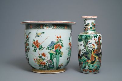 Een grote Chinese famille verte jardinière en een rouleau vaas, 19e eeuw