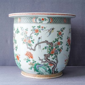 Een grote Chinese famille verte jardinière en een rouleau vaas, 19e eeuw — foto 11