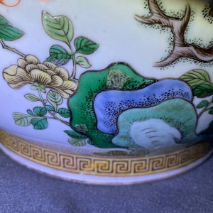 Een grote Chinese famille verte jardinière en een rouleau vaas, 19e eeuw — foto 22