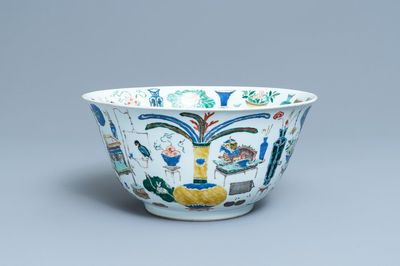 Een grote Chinese famille verte kom met antiquiteiten, Kangxi
