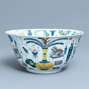 Een grote Chinese famille verte kom met antiquiteiten, Kangxi — foto 1