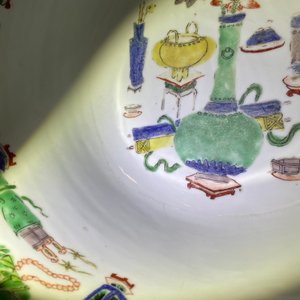 Een grote Chinese famille verte kom met antiquiteiten, Kangxi — foto 14