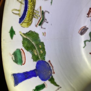 Een grote Chinese famille verte kom met antiquiteiten, Kangxi — foto 16