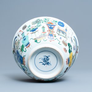 Een grote Chinese famille verte kom met antiquiteiten, Kangxi — foto 7