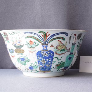Een grote Chinese famille verte kom met antiquiteiten, Kangxi — foto 9