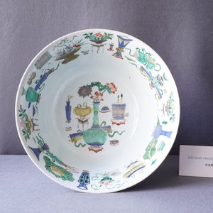 Een grote Chinese famille verte kom met antiquiteiten, Kangxi — foto 10