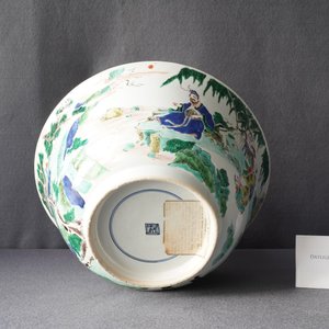 Een grote Chinese famille verte kom met figuratief decor, Kangxi — foto 11