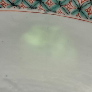 Een grote Chinese famille verte kom met figuratief decor, Kangxi — foto 19