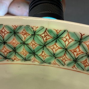 Een grote Chinese famille verte kom met figuratief decor, Kangxi — foto 22