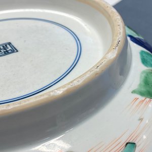 Een grote Chinese famille verte kom met figuratief decor, Kangxi — foto 32