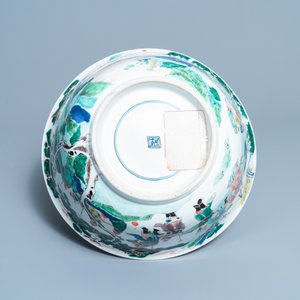 Een grote Chinese famille verte kom met figuratief decor, Kangxi — foto 7