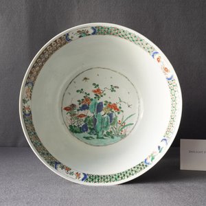Een grote Chinese famille verte kom met figuratief decor, Kangxi — foto 10