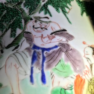 Een grote Chinese famille verte kom met figuren in een landschap, Kangxi — foto 12