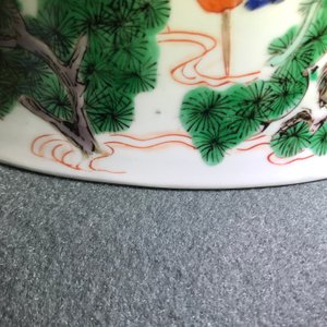 Een grote Chinese famille verte kom met figuren in een landschap, Kangxi — foto 15