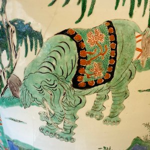 Een grote Chinese famille verte pot met mythische dieren, Kangxi — foto 38