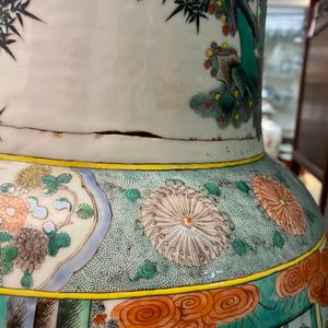Een grote Chinese famille verte rouleau vaas met vergulde bronzen montuur, 19e eeuw — foto 11