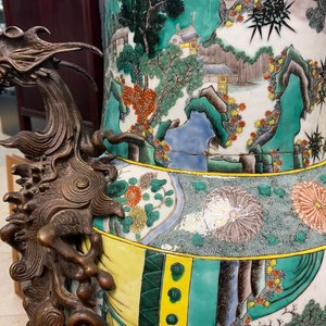 Een grote Chinese famille verte rouleau vaas met vergulde bronzen montuur, 19e eeuw — foto 9