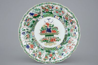 Een grote Chinese famille verte schotel met bloemenmand, Kangxi