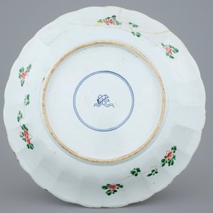 Een grote Chinese famille verte schotel met bloemenmand, Kangxi — foto 2