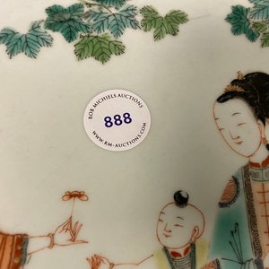 Een grote Chinese famille verte schotel met dames en jongens in een tuin, Kangxi — foto 5