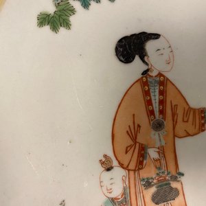 Een grote Chinese famille verte schotel met dames en jongens in een tuin, Kangxi — foto 6