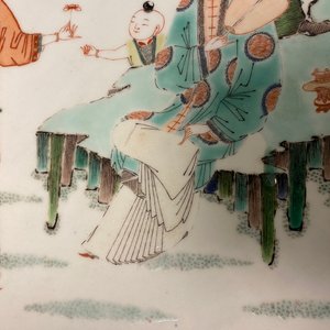 Een grote Chinese famille verte schotel met dames en jongens in een tuin, Kangxi — foto 8