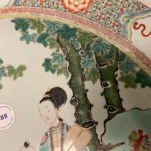 Een grote Chinese famille verte schotel met dames en jongens in een tuin, Kangxi — foto 10