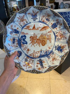 Een grote Chinese famille verte schotel met een koppel in een koets, Kangxi — foto 1