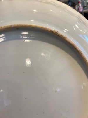 Een grote Chinese famille verte schotel met een koppel in een koets, Kangxi — foto 11