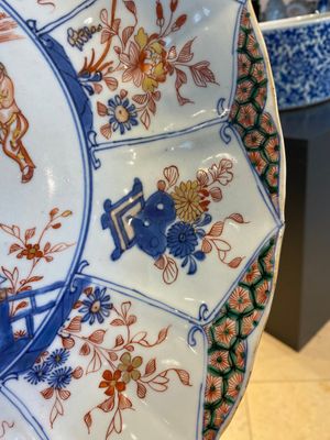 Een grote Chinese famille verte schotel met een koppel in een koets, Kangxi — foto 5