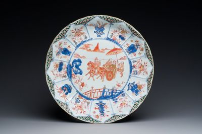 Een grote Chinese famille verte schotel met een koppel in een koets, Kangxi