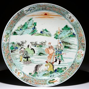 Een grote Chinese famille verte schotel met figuren in landschapsdecor, 19/20e eeuw — foto 1